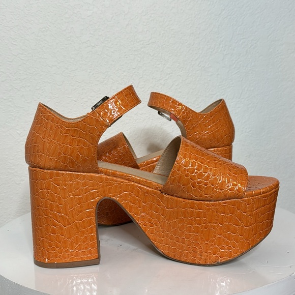 URBAN OUTFITTERS UO SOFIA FAUX LEATHER CROC EMBOSSED PLATFORM SANDALS - Picture 6 of 15